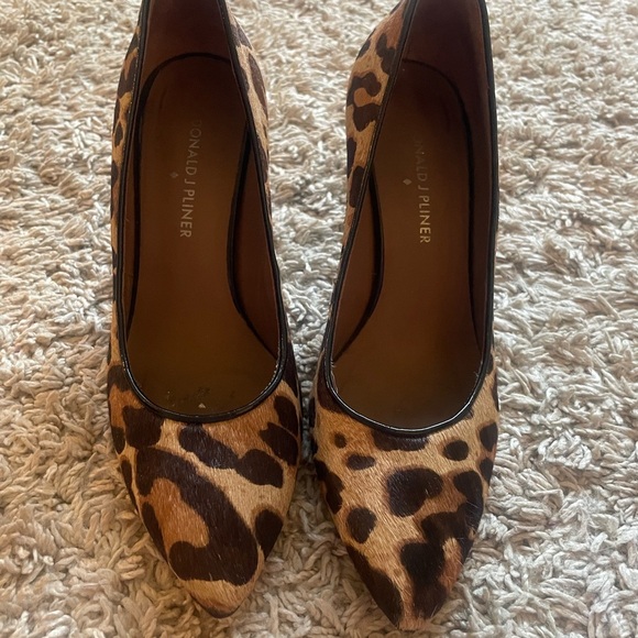 Donald J Pliner Calf Hair Cheetah Print Pump Size 6.5 Made in Spain - Picture 3 of 7